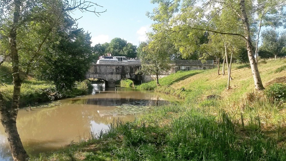 The canal bridge at Mingot